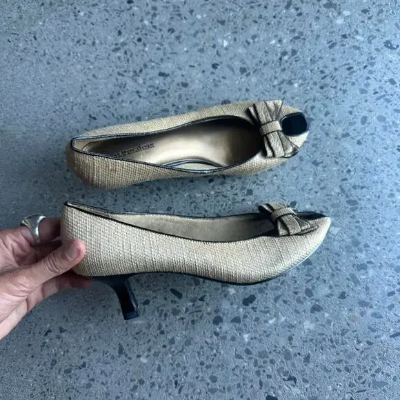 Naturalizer Women 7.5 Heels Gold Tan Peep Toe Kitten Heels Gold Woven Bow Y2K - Picture 1 of 4